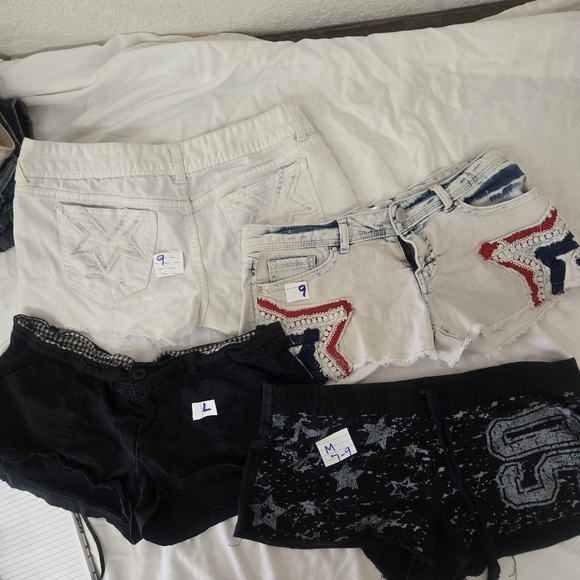 Women's shorts - Picture 2 of 3